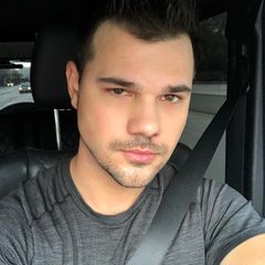 Taylor Lautner wie Fans ihn lieben: Der "Twilight"-Star ist zwar nie so wirklich glattrasiert, sein Gesicht wirkt aber trotzdem gepflegt.