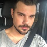 Die zweite Version zeigt deutlich mehr Haarwuchs im Gesichtsbereich. Über Instagram hat Taylor Lautner seine Fans vor die Wahl gestellt – Dreitagebart oder die haarige Alternative. Welches ihnen wohl eher zusagt?