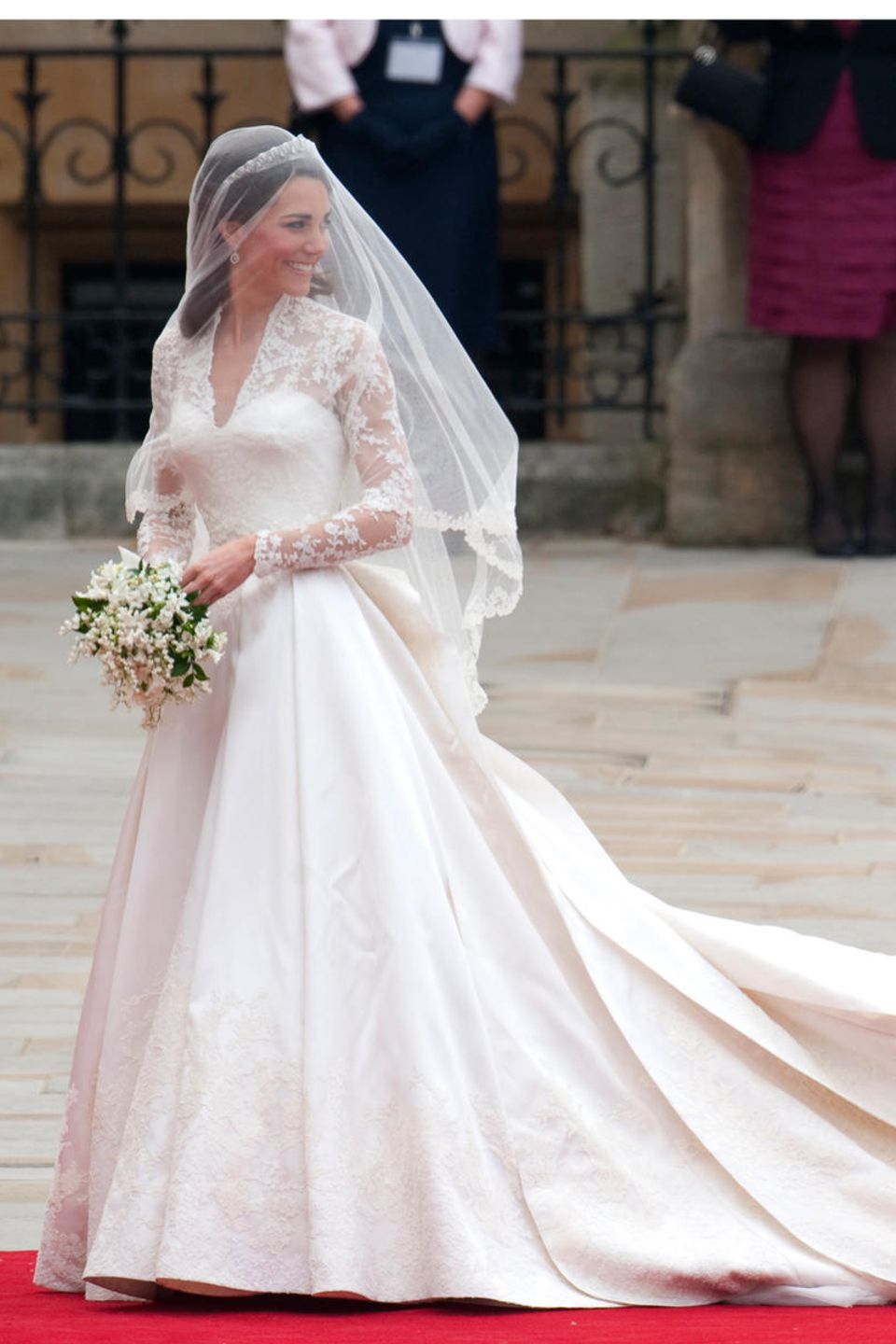 Braut Herzogin Catherine beim Einzug in die Westminster Abbey. Ihre Schwester Pippa Middleton hilft beim Tragen. Braut Herzogin Catherine beim Einzug in die Westminster Abbey. Ihre Schwester Pippa Middleton hilft beim Tragen.