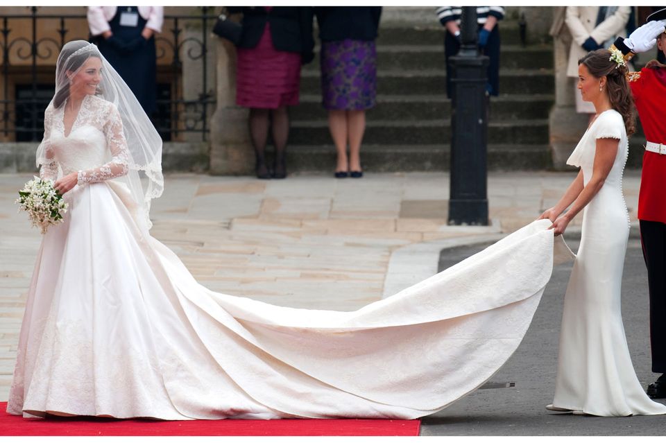 Braut Herzogin Catherine beim Einzug in die Westminster Abbey. Ihre Schwester Pippa Middleton hilft beim Tragen.
