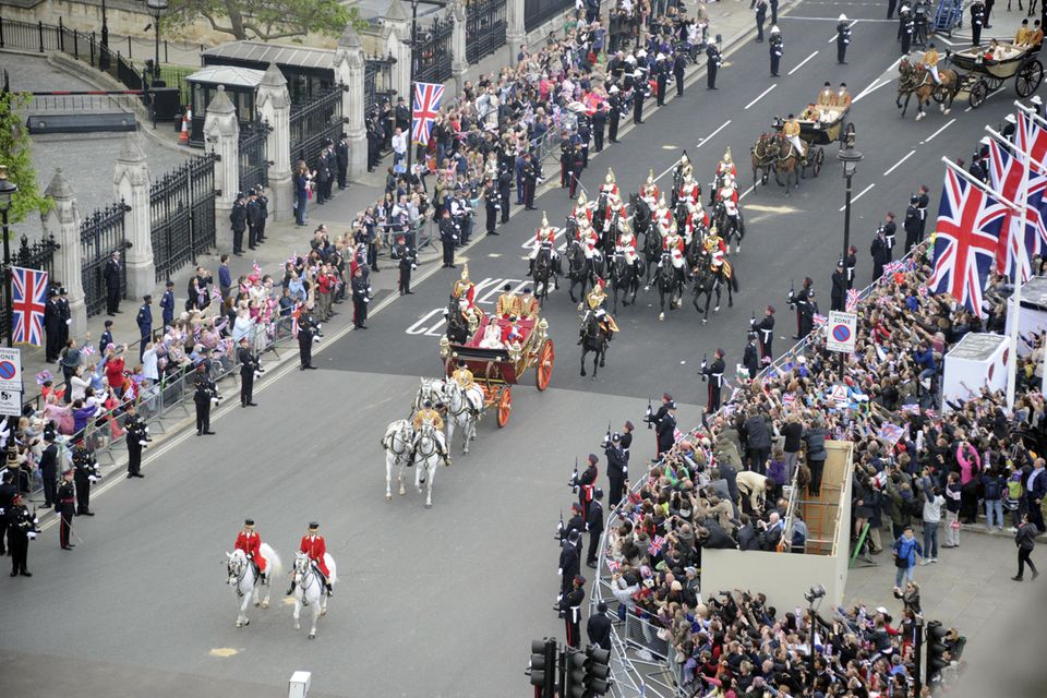 Soldaten standen am 29. April 2011 Spalier für Prinz William und Herzogin Catherine . 