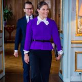 Zu einer schwarzen Stoffhose kombiniert sie schwarze Lack-Pumps sowie einen passenden Taillengürtel, der ihre schmale Körpermitte so perfekt in Szene setzt. Ihren Business-Look untermalt Prinzessin Victoria mit einer schwarzen Clutch, die sie während der Audienz in Stockholm in der Hand hält.