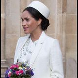 Bei ihrem Auftritt zum Gottesdienst anlässlich des Commonwealth Day in der Westminste​r Abbey in London machte Meghan mit einem ganz eleganten Look in Cremeweiß auf sich aufmerksam. Mit ihrem Schmuck blieb sie zurückhaltend.