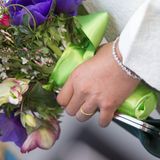 An ihrer linken Hand funkelte neben dem goldfarbenen Ehering ein mit Diamanten besetztes Armband.