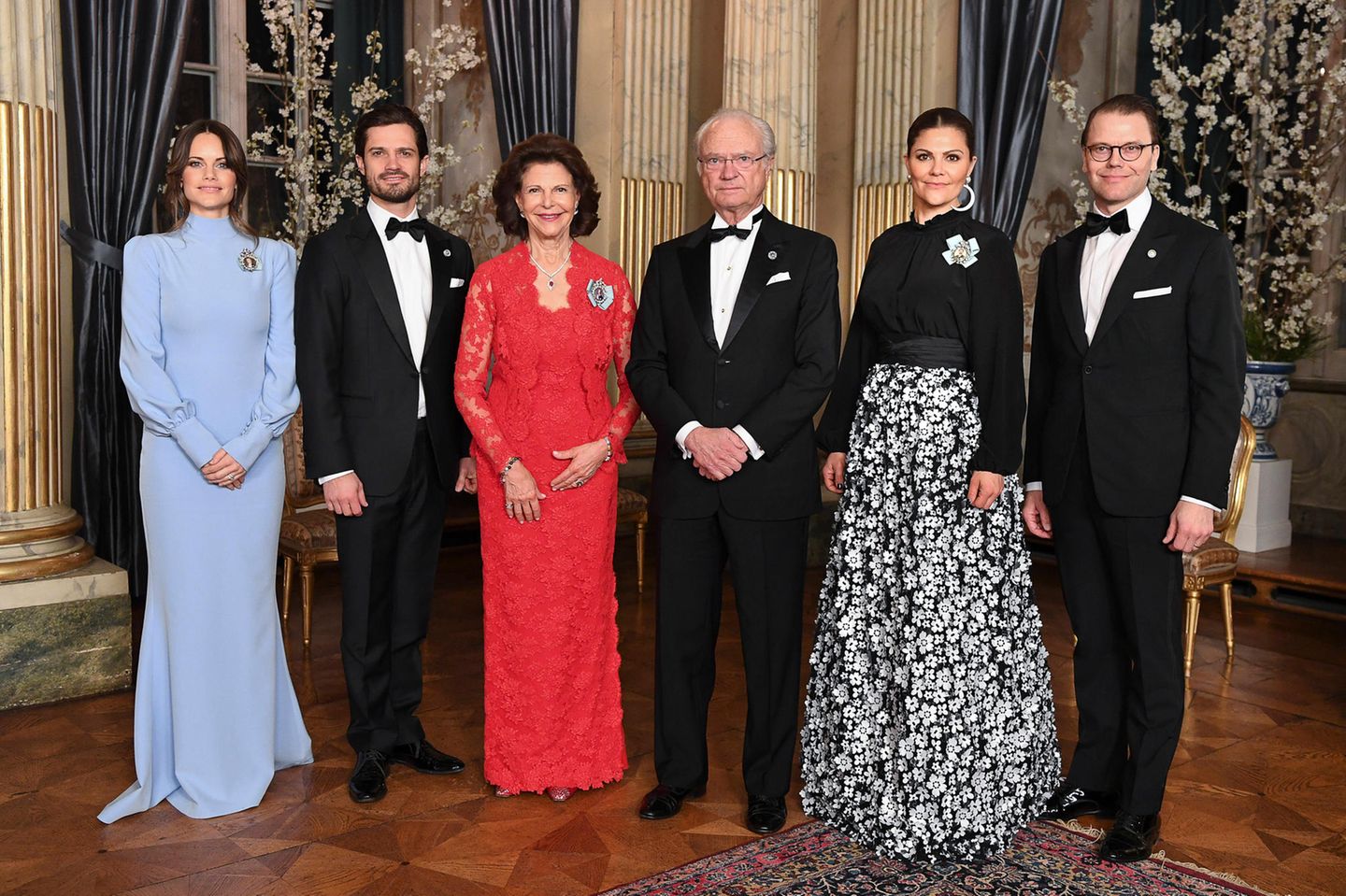 Zum abendlichen Dinner im Schloss in Stockholm erscheint Prinzessin Sofia zusammen mit dem Rest der schwedischen Royal Family in einem bodenlangen, hellblauen Kleid mit langen Ärmeln. 