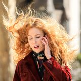 Das stürmische Wetter in New York lässt Kidmans rote Locken tanzen. 