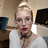 "Endlich mal ne Brille gefunden mit der ich mich anfreunden kann", schreibt Cathy Hummels zu diesem Bild auf Instagram. Wir finden die große Pilotenbrille auch ziemlich cool, allerdings müssen wir über die optische Täuschung schmunzeln, die durch die Korrekturgläser hervorgerufen wird. Fast sieht es so aus, als hätte Cathy mit Photoshop ihr Gesicht schmaler zaubern wollen. 