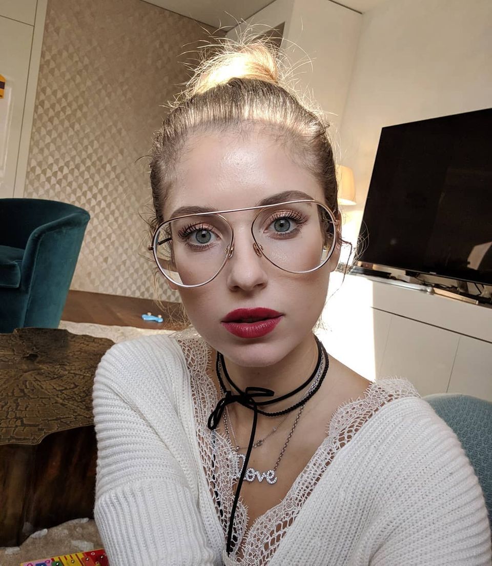 "Endlich mal ne Brille gefunden mit der ich mich anfreunden kann", schreibt Cathy Hummels zu diesem Bild auf Instagram. Wir finden die große Pilotenbrille auch ziemlich cool, allerdings müssen wir über die optische Täuschung schmunzeln, die durch die Korrekturgläser hervorgerufen wird. Fast sieht es so aus, als hätte Cathy mit Photoshop ihr Gesicht schmaler zaubern wollen. "Endlich mal ne Brille gefunden mit der ich mich anfreunden kann", schreibt Cathy Hummels zu diesem Bild auf Instagram. Wir finden die große Pilotenbrille auch ziemlich cool, allerdings müssen wir über die optische Täuschung schmunzeln, die durch die Korrekturgläser hervorgerufen wird. Fast sieht es so aus, als hätte Cathy mit Photoshop ihr Gesicht schmaler zaubern wollen.