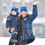 16. März 2019  Prinzessin Victoria und Prinz Daniel besuchen mit ihren Kindern die Biathlon-WM in Östersund. Während ein müder Prinz Oscar es sich auf den Armen von Mama Victoria gemütlich macht ... 