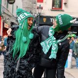 "Stay lucky!" Die Topmodels Josephine Skriver und Jasmine Tookes sind extra in Irlands Hauptstadt Dublin gereist, um den grünen Feiertag zu begehen. Farblich passend selbstverständlich!