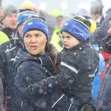17. März 2019   Bei dem Wetter darf Prinz Oscar ruhig mal mürrisch schauen: Mit Mama Victoria trotzt er während der Biathlon-WM im schwedischen Östersund dem Schneegestöber.