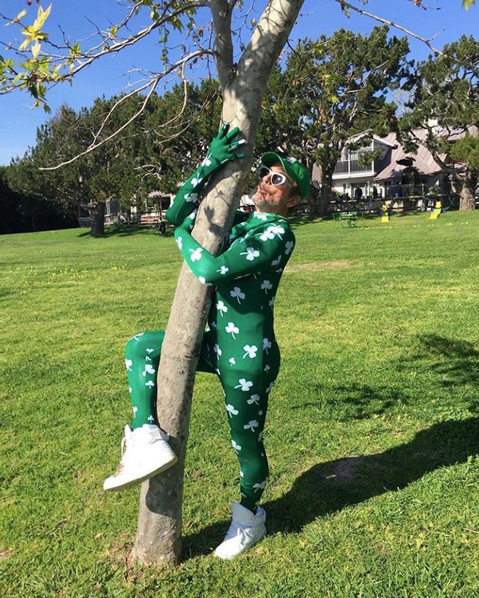 Für Faxen ist Robert Downey Jr. ja immer zu haben. Am St. Patrick Day wird zur Feier des Tages auch mal ein Baum umarmt. Für Faxen ist Robert Downey Jr. ja immer zu haben. Am St. Patrick Day wird zur Feier des Tages auch mal ein Baum umarmt.