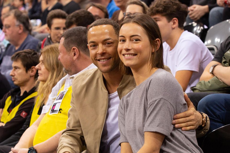 News: "Bachelor" Andrej Mangold und Jennifer Lange beim Basketballspiel im Telekom Dome in Bonn am Sonntag, den 17. März. "Bachelor" Andrej Mangold und Jennifer Lange beim Basketballspiel im Telekom Dome in Bonn am Sonntag, den 17. März.