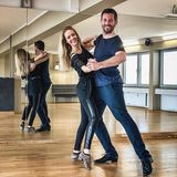 Richtig Spaß beim Training scheinen Jan Hartmann und Katharina Drescher zu haben. Jans Tanzpartnerin Renata Lusin wird sich freuen, dass er schon vorher fleißig geübt hat.