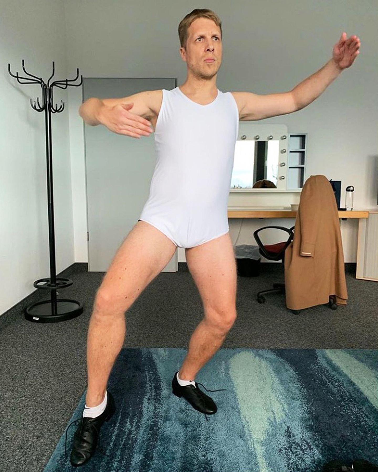 Oliver Pocher, ungemein sexy in seinem weißen Dance-Body, übt in der Garderobe noch mal die Tanzschritte.