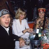 Mit auffälliger Kopfbedeckung besuchen Thomas und Thea Gottschalk (2.v.r.) ein Benefiz-Dinner zugunsten Russlands in München im Jahr 1990 (hier zusammen mit Mirja und Gunter Sachs). 