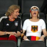 Während der Fußball-Weltmeisterschaft 2006 nehmen Thomas und Thea Gottschalk in kompletter Fan-Montur auf der Tribüne Platz. Gemeinsam schauen sie sich in Dortmund das Halbfinalsspiel Deutschland gegen Italien an. 