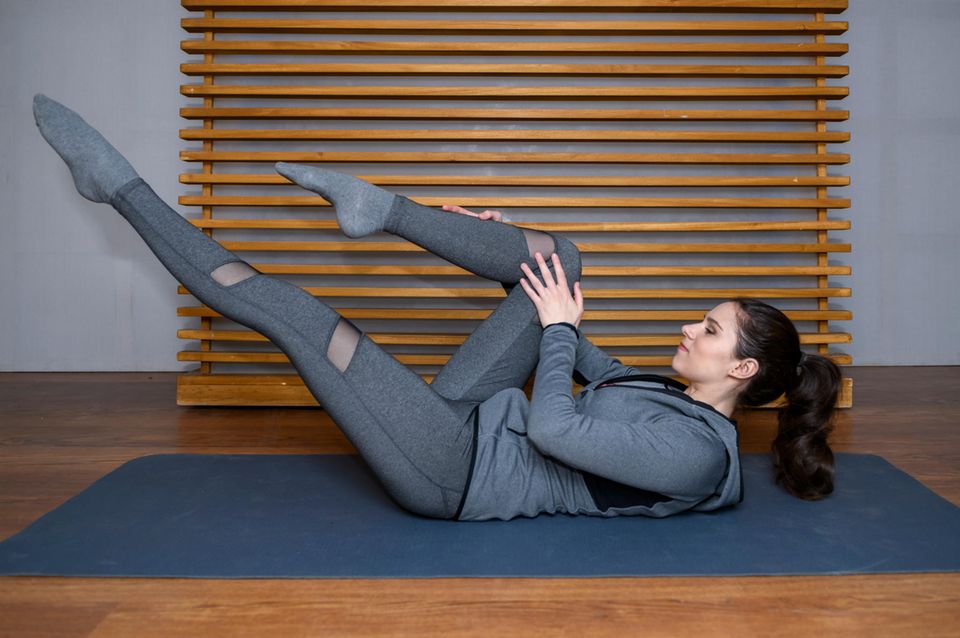 Sturm der Liebe: Beim "Single Leg Stretch" werden nicht nur die inneren und äußeren Bauchmuskeln gekräftigt, sondern auch die Arm - und Beinkoordination trainiert. "Sturm der Liebe"-Star Helen Barke beim Pilates.