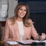 In einem pfirsichfarbenen Powersuit von Emilio Pucci leitet First Lady Melania Trump einen Businesstermin ihrer "Be Best"-Jugendkampagne.