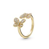 In diesem Frühling haben wir nicht nur Schmetterlinge im Bauch, sondern auch um unsere Finger: Die Pandora Garden Kollektion verzaubert uns mit einem ganzen Strauß neuer Ikonen und frischer Interpretationen klassischer Pandora Designs. Unser Favorit?  Der "Dazzling Butterflies Ring" aus 18 Karat vergoldetem Sterling-Silber mit zwei kleinen Schmetterlingen, die mit funkelnden, klaren Cubic Zirkonia besetzt sind. Ca. 119 Euro.