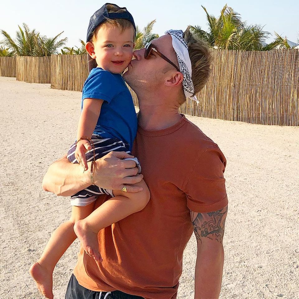 21. Februar 2019 "Beach boys", postet Storm Keating zu dem süßen Foto ihres Sohnes und Ehemannes.