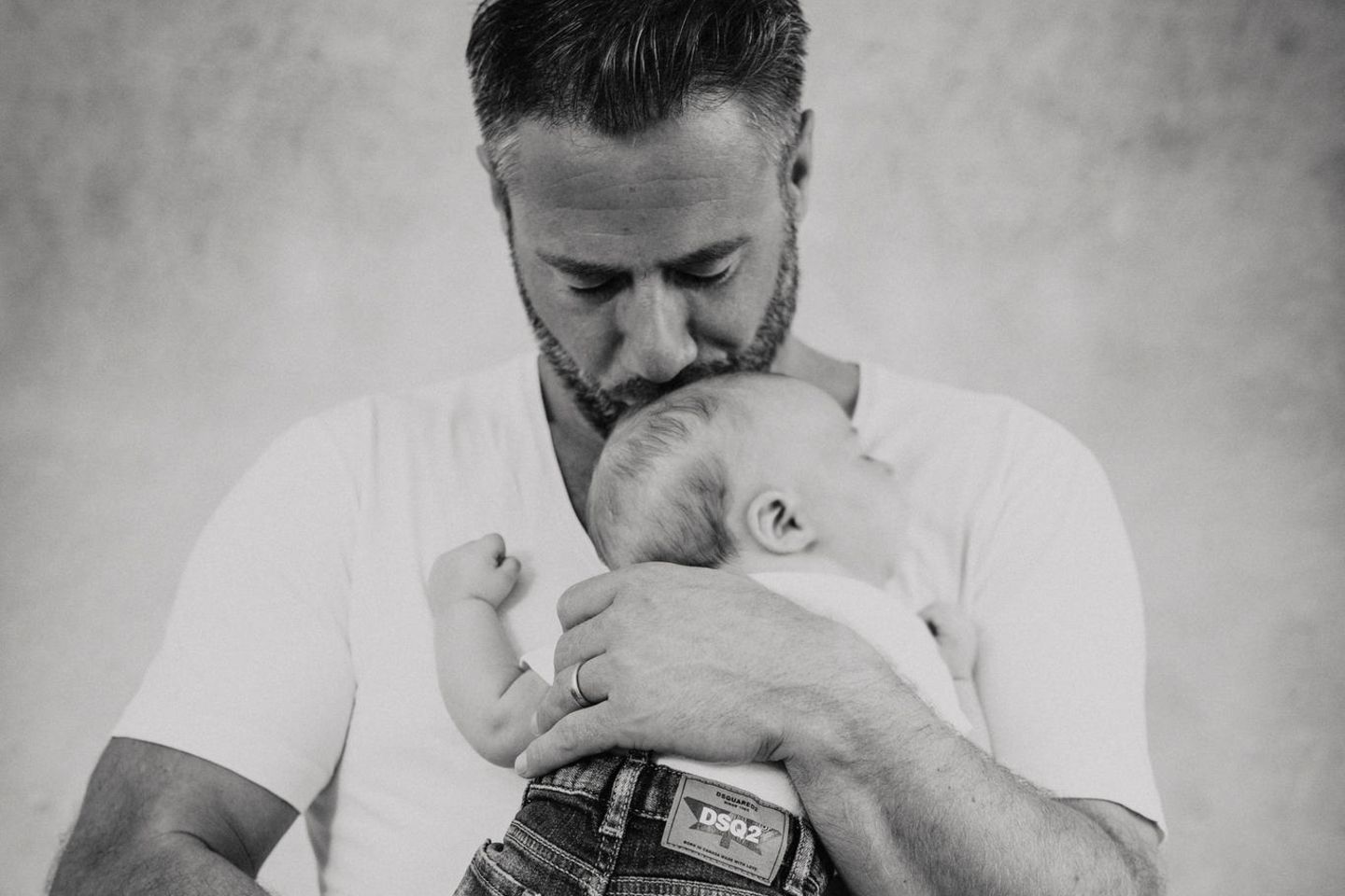 Kleines großes Wunder: Behutsam hält Sänger Sasha seinen "Baby Boy", der am 18. November 2018 geboren wurde