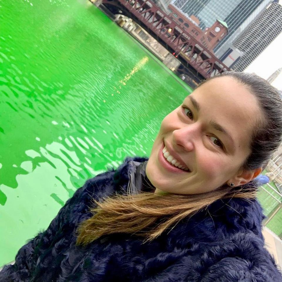 "Keiner feiert den St. Patricks Day wie Chicago", postet Ana Ivanovic. Die Großstadt färbt den Chicago River zum Gedenktag traditionell grün ein.