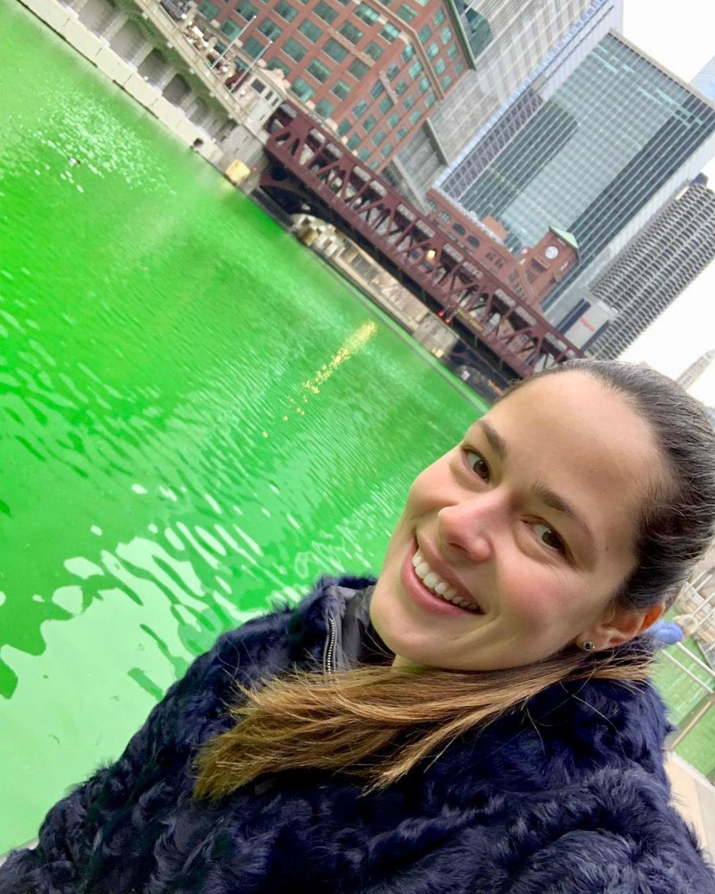 "Keiner feiert den St. Patricks Day wie Chicago", postet Ana Ivanovic. Die Großstadt färbt den Chicago River zum Gedenktag traditionell grün ein.