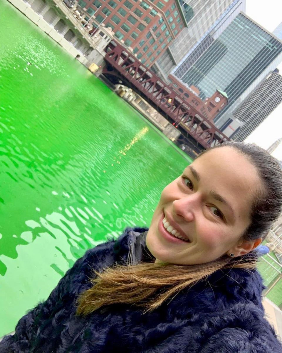 "Keiner feiert den St. Patricks Day wie Chicago", postet Ana Ivanovic. Die Großstadt färbt den Chicago River zum Gedenktag traditionell grün ein. "Keiner feiert den St. Patricks Day wie Chicago", postet Ana Ivanovic. Die Großstadt färbt den Chicago River zum Gedenktag traditionell grün ein.