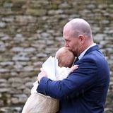 17. März 2019   Papa Mike Tindall hält seine in das traditionelle Taufkleid gekleidete Tochter Lena.