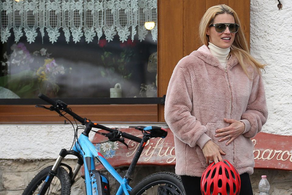 Michelle Hunziker: Mit dieser Geste heizt Michelle Hunziker die Gerüchteküche an Mit dieser Geste heizt Michelle Hunziker die Gerüchteküche an