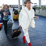Mit einem weißen Hoodie und einer zerrissenen Leggings geht Mel B. auf Reisen. Den weißen Style kombiniert sie mit knallroten Stiefeletten und einer Schiebermütze. Paparazzi erwischen das ehemalige Spice Girl am Flughafen von Los Angeles, wo sie schnell einen Louis-Vuitton-Koffer hinter sich herzieht. Doch damit nicht genug Stauraum: Eine Gucci Bag hat sie für ihren Flug auch noch dabei. 