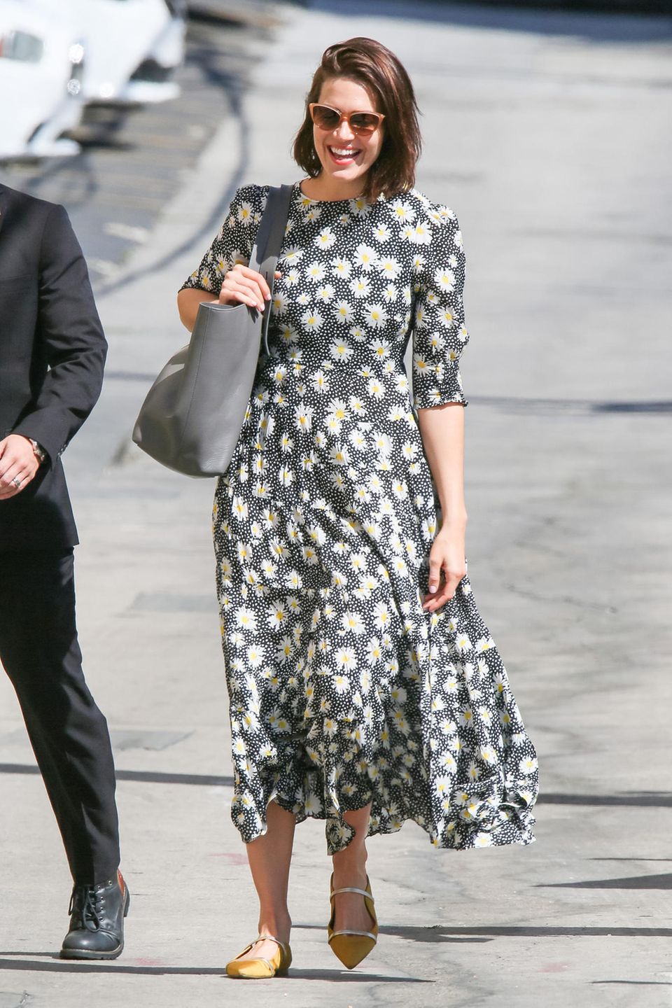 Der Blumenlook von Mandy Moore macht nicht nur ihre gute Laune. Der Blumenlook von Mandy Moore macht nicht nur ihre gute Laune.