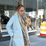 Auch wenn Look von Jennifer Lopez mit Mantel und Fell-Schal noch etwas winterlich anmutet, ist das strahlende Hellblau doch schon richtig frühlingshaft.