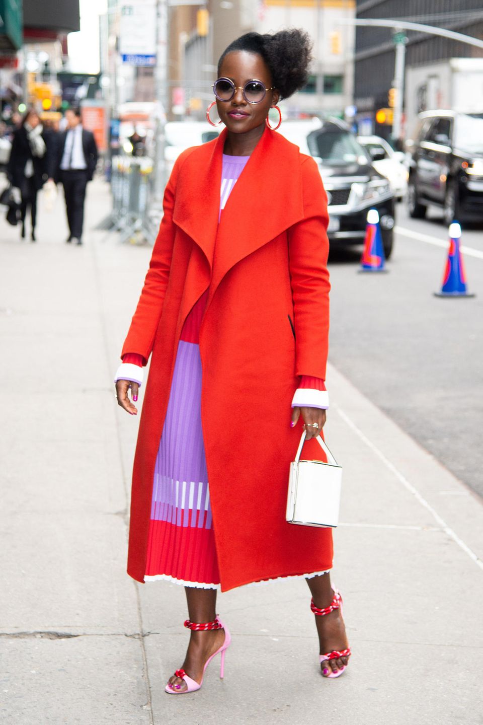 Einen Tag zuvor begeisterte Lupita schon in knalligem Rot über dem lila-roten Streifenkleid. Einen Tag zuvor begeisterte Lupita schon in knalligem Rot über dem lila-roten Streifenkleid.