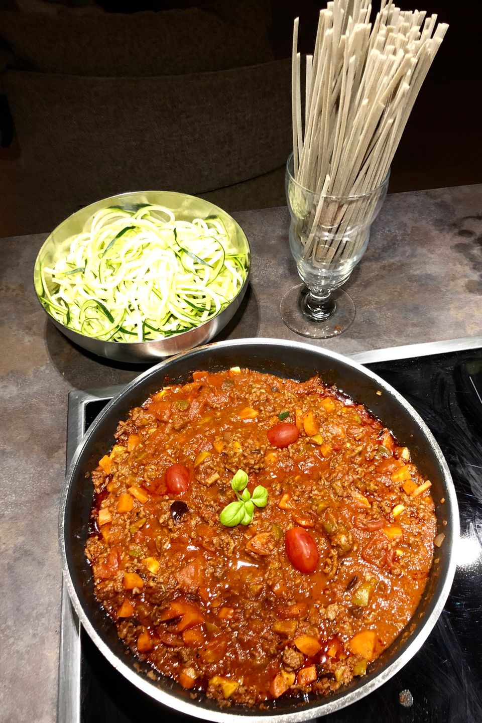 Abends tischt Jana Julie Kilka Bolognese-Pasta auf