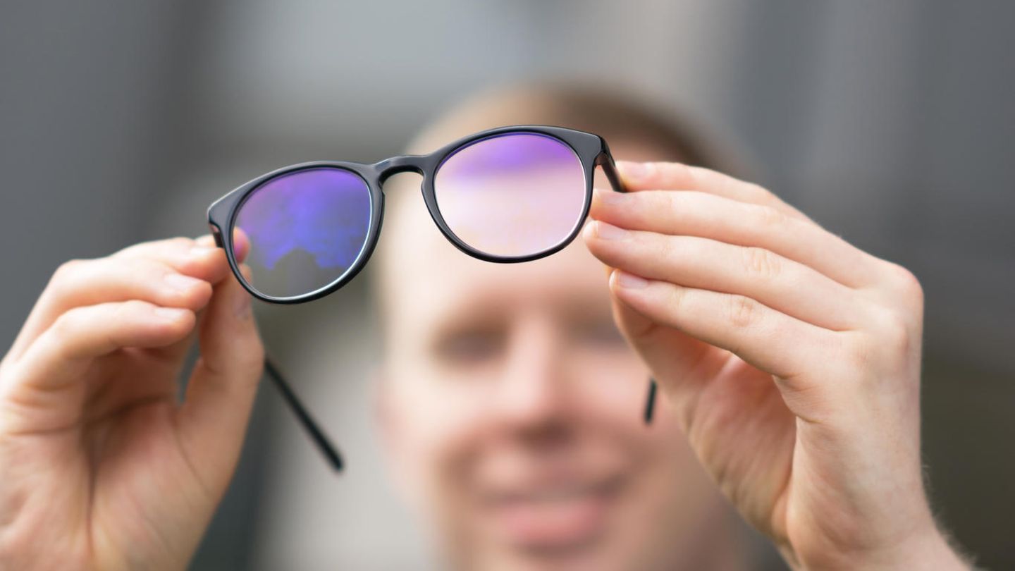Blaulichtfilter Brillen - Mehr Wohlbefinden für Ihre Augen im digitalen  Alltag
