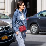 Ausgelatschte Ugg-Boots und Sofahose? Superstar Katie Holmes liebt es zwar sich herauszuputzen, zeigt hin und wieder aber auch gerne ihre entspannte Seite. So zieht sie auch hier im Schlabber-Look durch New Yorks Straßen. Das Highlight: Die rote Tasche von Chanel, die selbst dieses Outfit fast schon modisch erscheinen lässt.