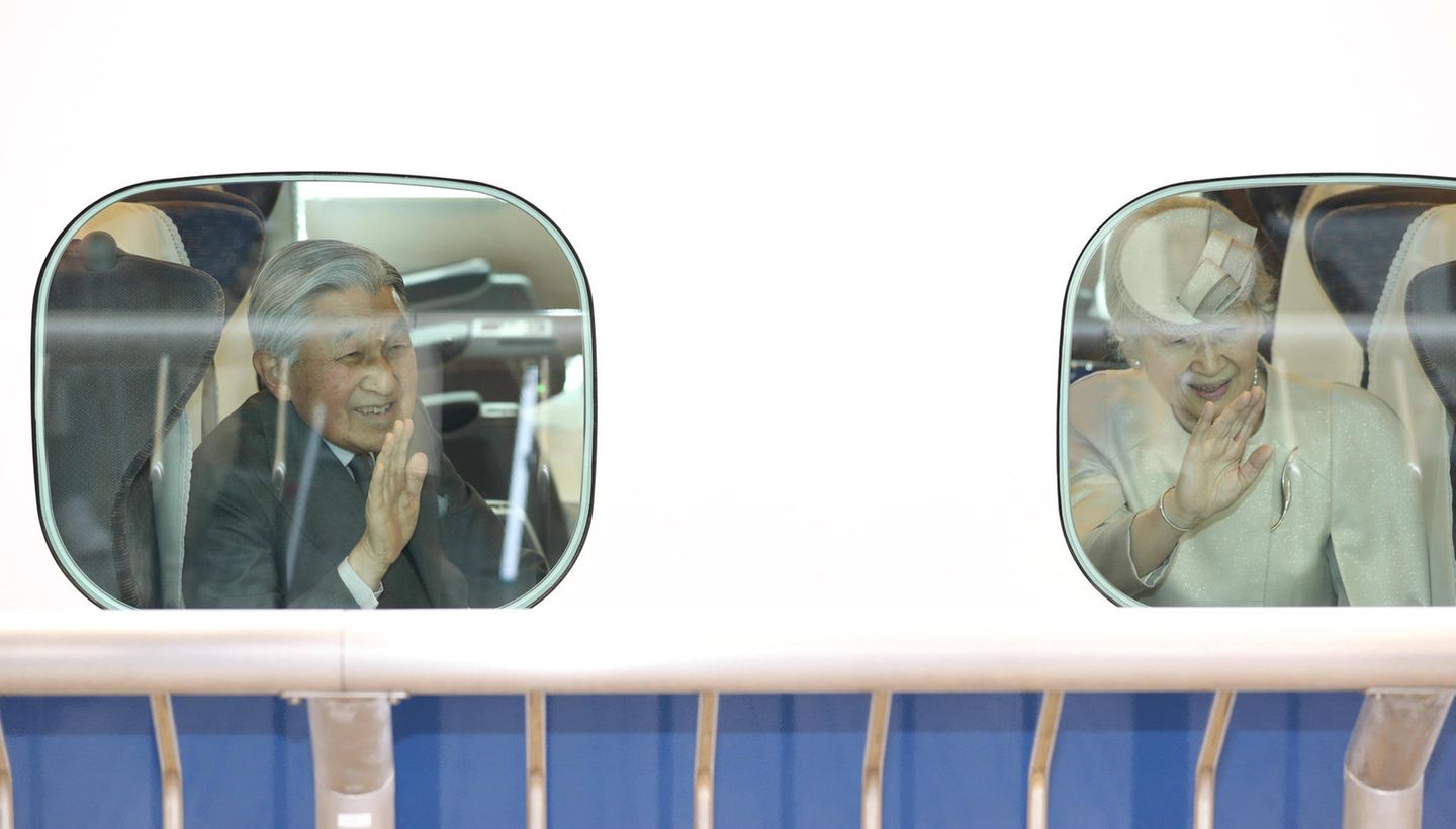 25. März 2019  Kaiser Akihito und Kaiserin Michiko gehen in Tokio an Bord des Shinkansen-Zuges.