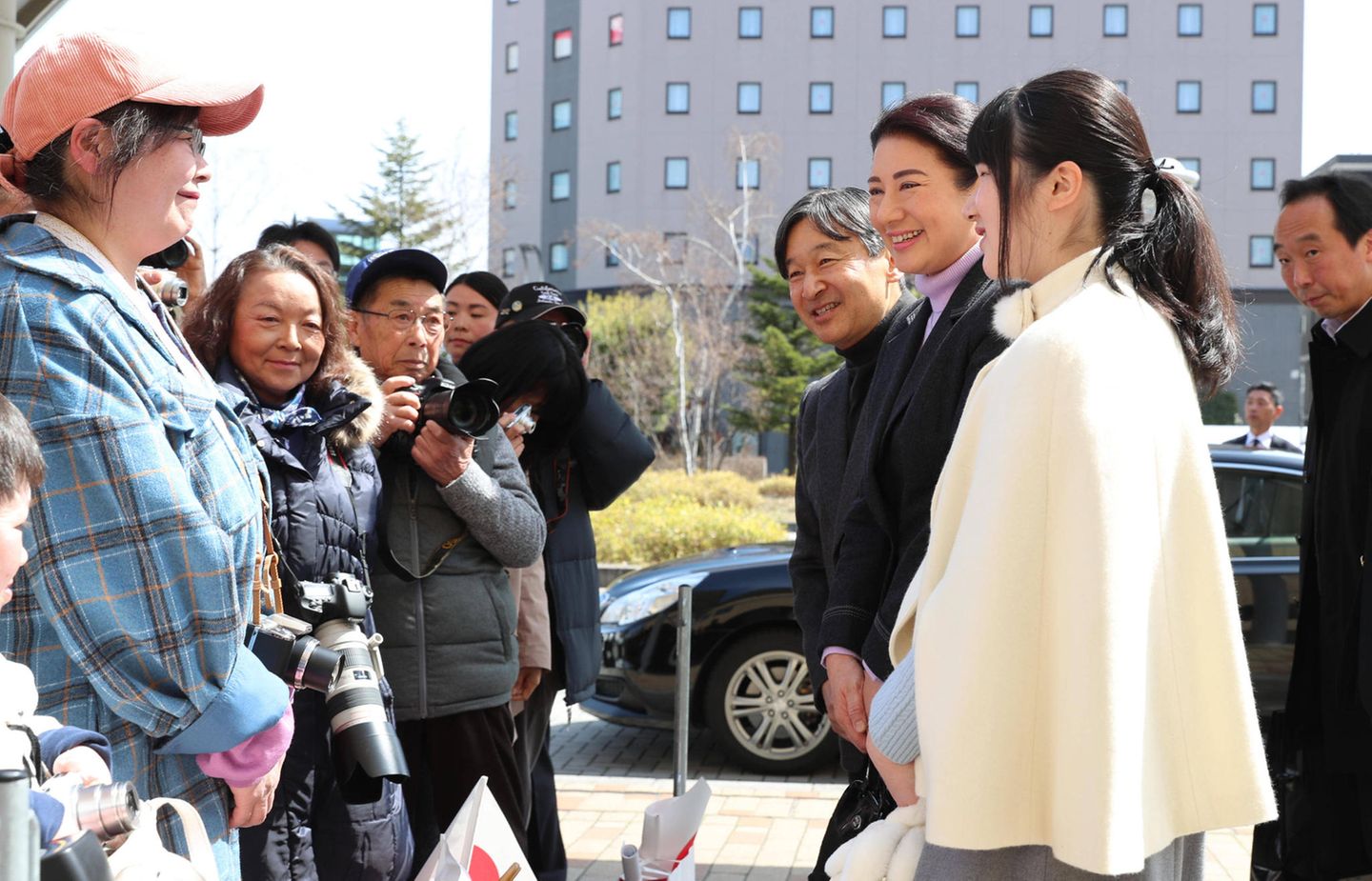 25. März 2019  Kronprinz Naruhito, Kronprinzessin Masako und Prinzessin Aiko beginnen ihren Urlaub und werden bei der Ankunft am Bahnhof in Nagano freudestrahlend von Fans begrüßt. 