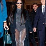 Kim Kardashian besucht gerade Paris. Von der schlichten Eleganz der Französinnen schaut sie sich leider nichts ab, sondern beweist in diesem Look einmal mehr, warum sie einen Dauerplatz auf der Liste der am schlechtesten angezogenen Promis verdient.