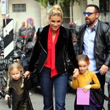Während Mama Michelle in ihrer Schlagjeans Disco-Feeling verströmt, mögen es Sole und Celeste mädchenhaft verspielt. Besonders süß sind bei ihren Outfits die feinen Lack- und Glitzerschuhe mit Riemchen.