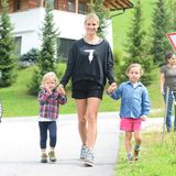 Aktivurlaub mit der ganzen Familie: Ob karierter Hemd oder die Version aus Denim - Celeste und Sole Trussardi sind auch beim Sporteln kleine Fashionistas.