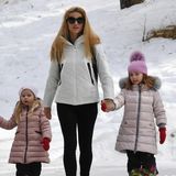 In identischen, rosafarbenen Daunenmänteln genießen die kleinen Schneehasen Celeste und Sole Trussadi einen Winterurlaub mit der Familie.