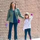 Für tägliche Mama-To-Dos hat Jenna Dewan einen komfortablen, aber sehr coolen Streetstyle ausgesucht. Tochter Everly scheint Mamas Hang zu pinken Eyecatchern zu teilen.