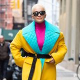 Wenn die Umgebung grau ist, muss das Outfit umso mehr knallen. Das dachte sich wohl auch Rita Ora, als sie diesen farbenfrohen Powerlook zusammengestellt hat.
