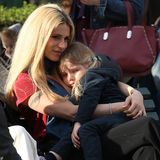 25. März 2019  So viel Toberei macht müde. Erschöpft kuschelt sich Celeste nach dem Spielplatz-Abenteuer in die Arme von Michelle Hunziker. 