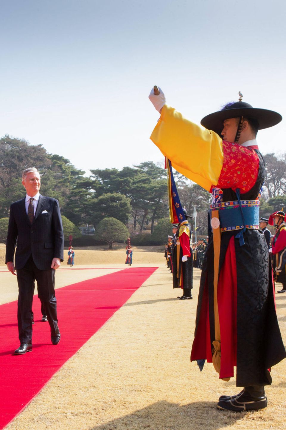 26. März 2019 König Philippe wird mit einer feierlichen Parade von Präsident Moon Jae-in willkommen geheißen. 26. März 2019 König Philippe wird mit einer feierlichen Parade von Präsident Moon Jae-in willkommen geheißen.