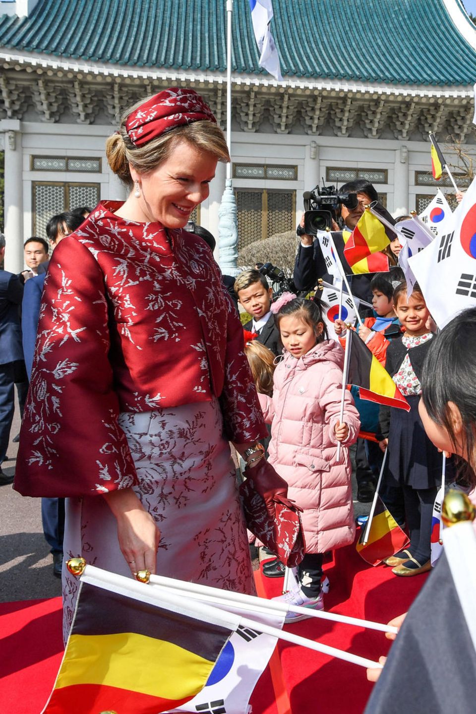 26. März 2019 Königin Mathilde freut sich über die vielen kleinen Fans, die sie begrüßen. 26. März 2019 Königin Mathilde freut sich über die vielen kleinen Fans, die sie begrüßen.