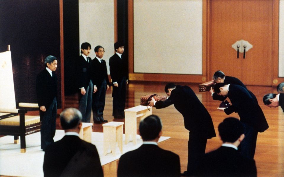 7. Januar 1989: Am Todestag seiner Vaters, Kaiser Hirohito, wird Akihito im State Room des Kaiserlichen Palastes zum Kaiser von Japan ernannt 7. Januar 1989: Am Todestag seiner Vaters, Kaiser Hirohito, wird Akihito im State Room des Kaiserlichen Palastes zum Kaiser von Japan ernannt